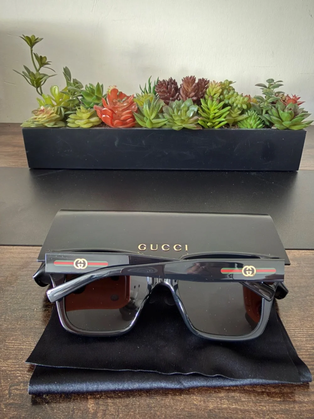 Gucci sunglasses signature